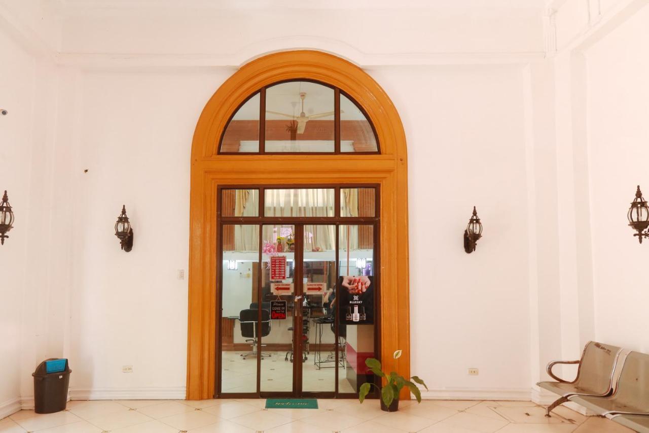 Reddoorz Plus @ Castle Chateau Iloilo Eksteriør bilde