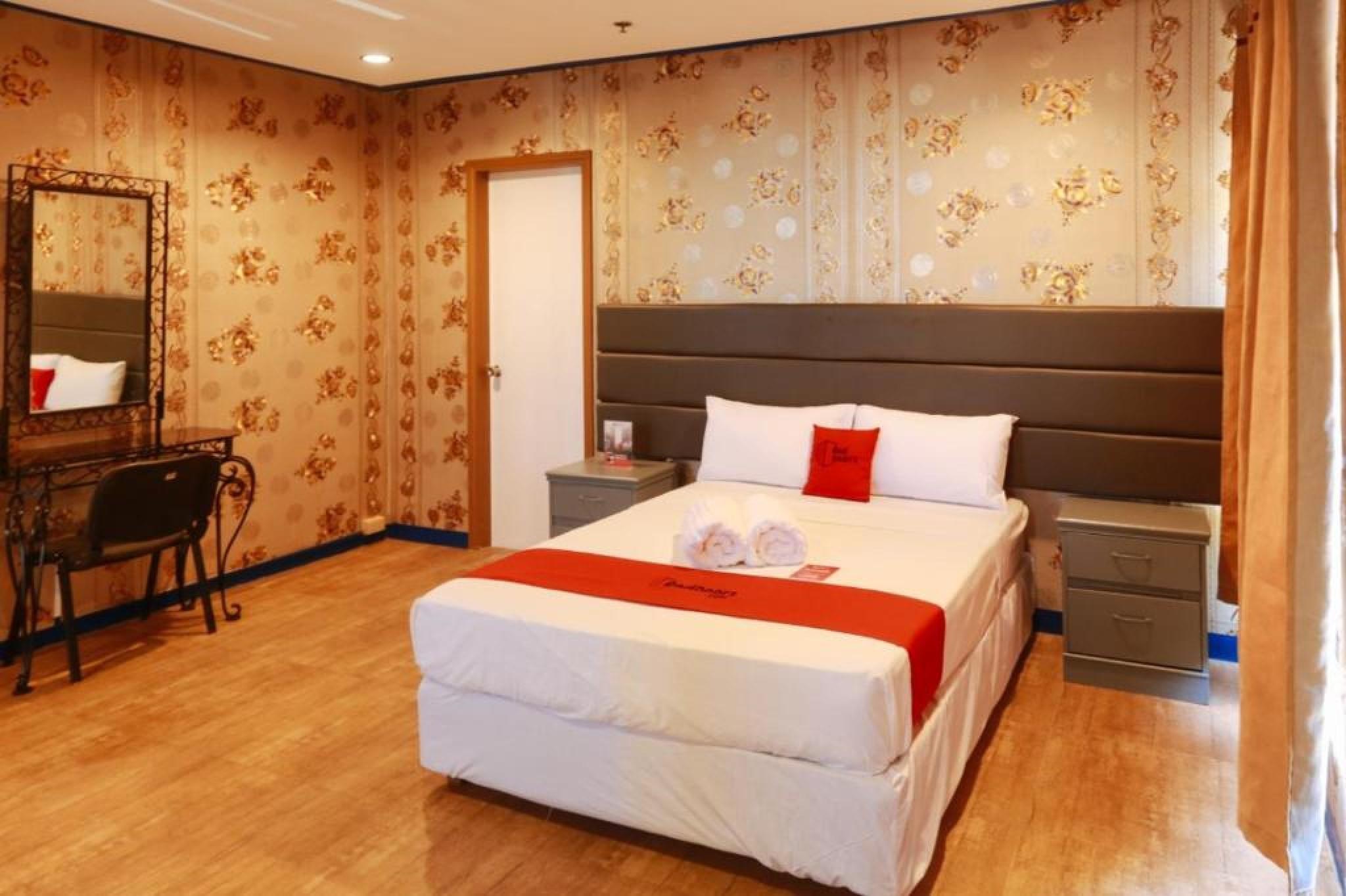 Reddoorz Plus @ Castle Chateau Iloilo Eksteriør bilde