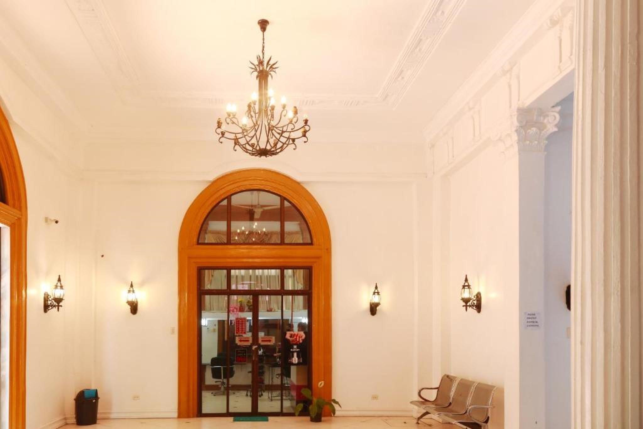 Reddoorz Plus @ Castle Chateau Iloilo Eksteriør bilde