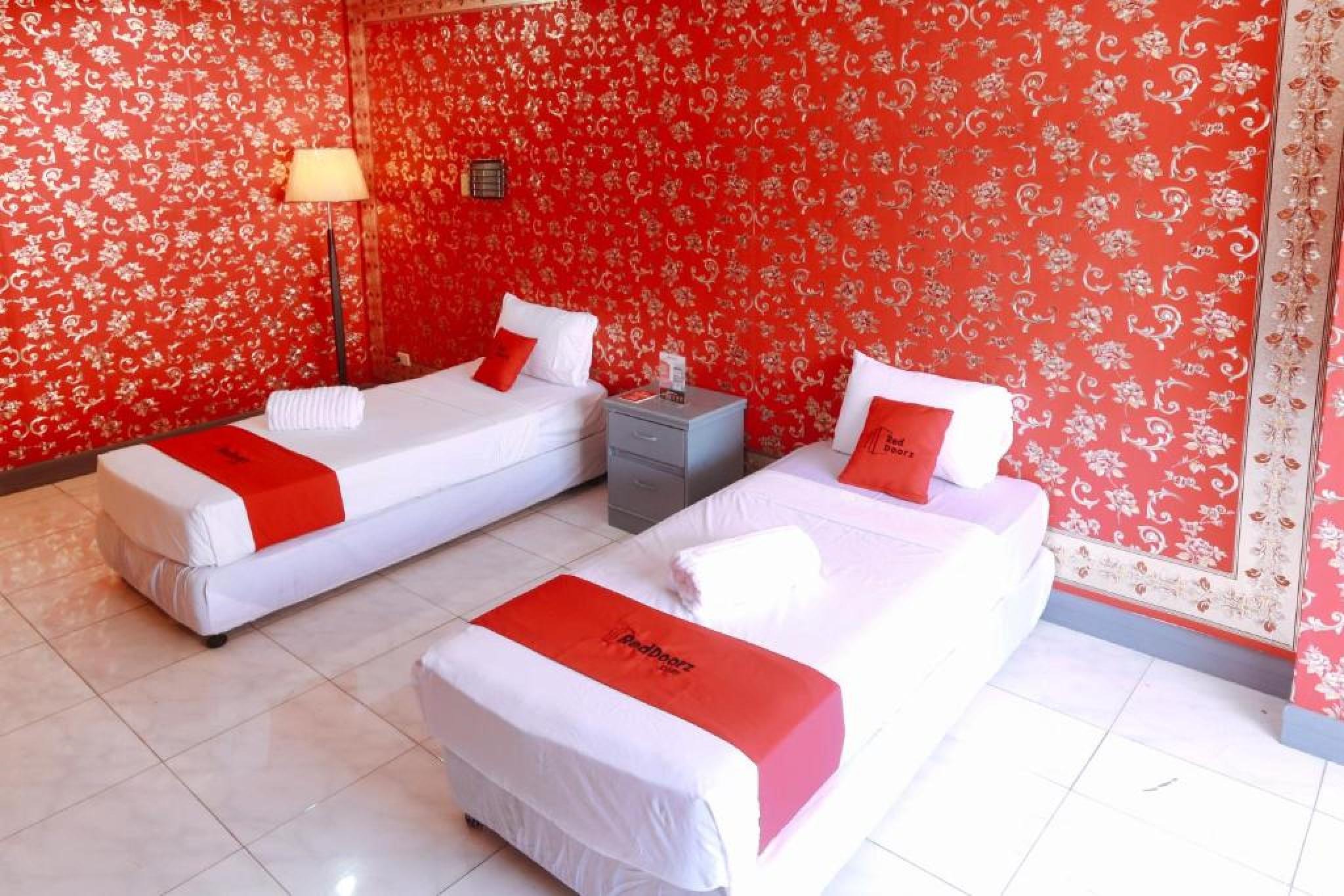Reddoorz Plus @ Castle Chateau Iloilo Eksteriør bilde