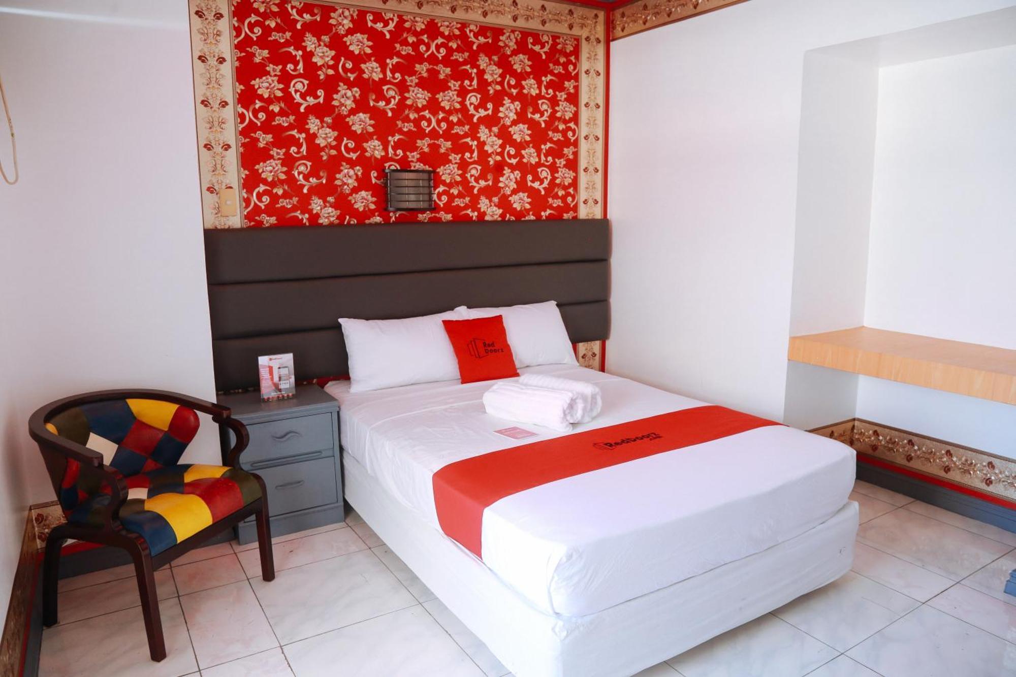 Reddoorz Plus @ Castle Chateau Iloilo Eksteriør bilde