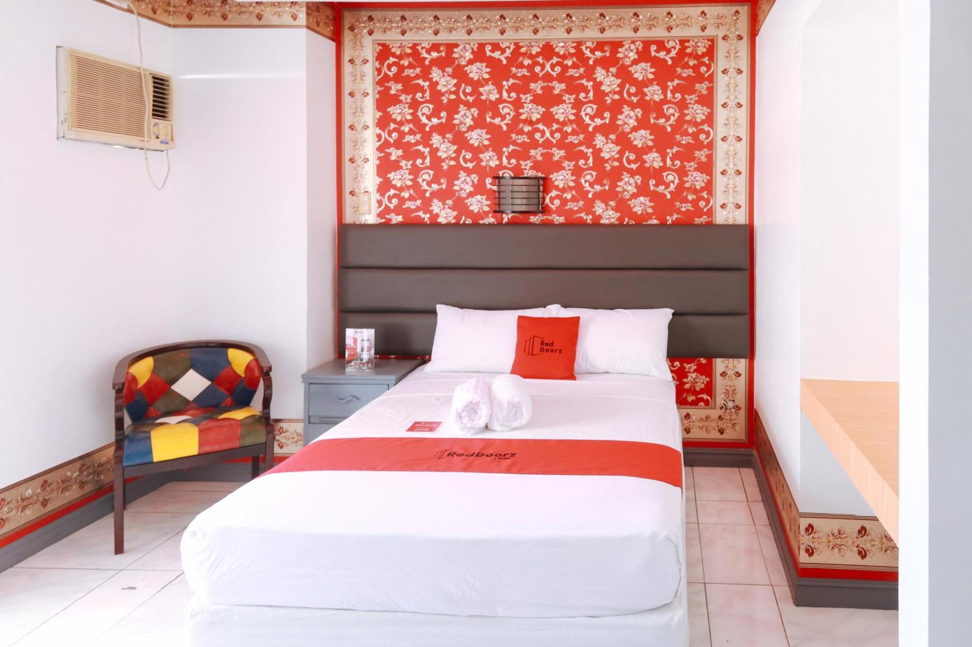 Reddoorz Plus @ Castle Chateau Iloilo Eksteriør bilde