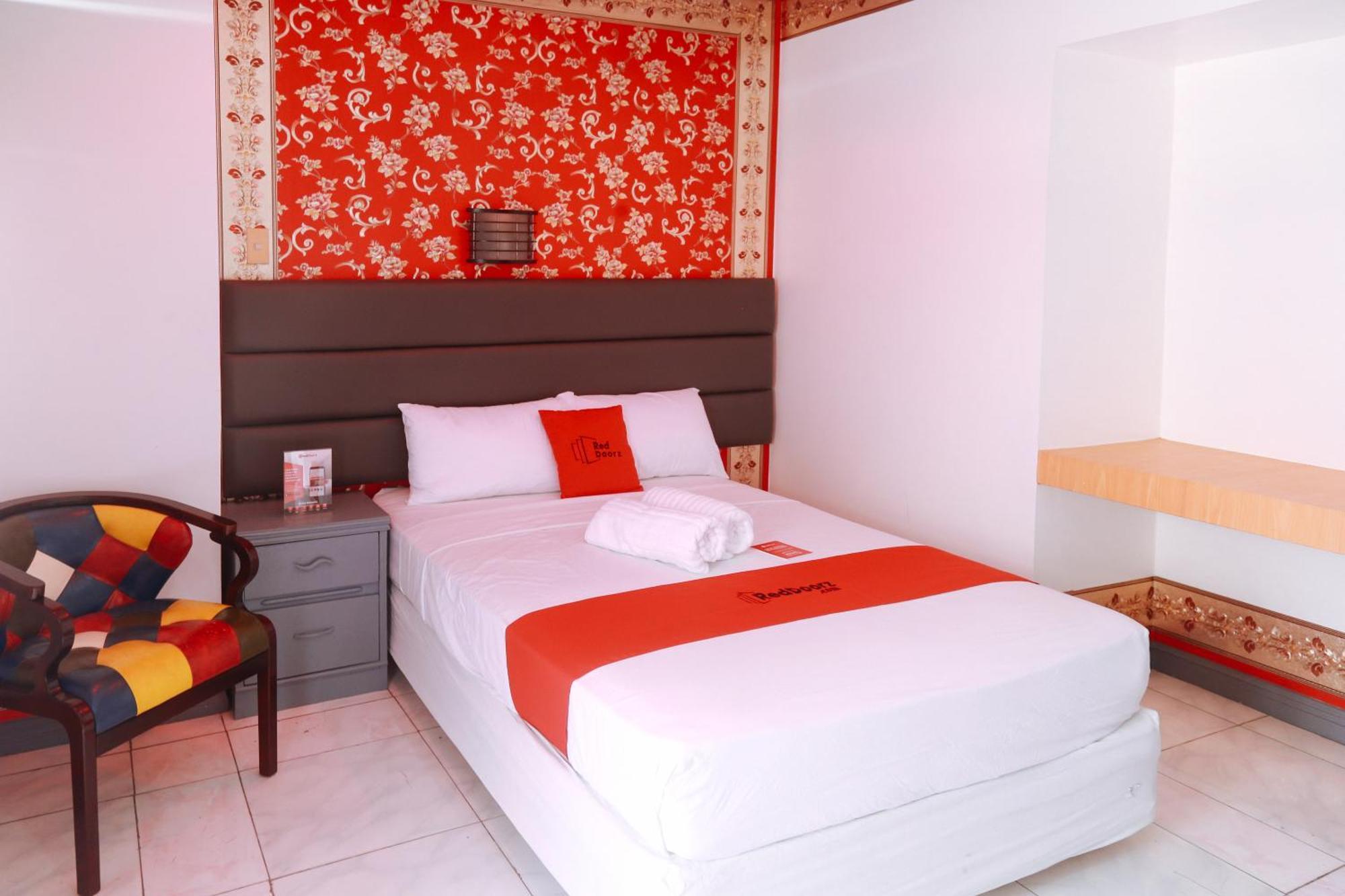 Reddoorz Plus @ Castle Chateau Iloilo Eksteriør bilde