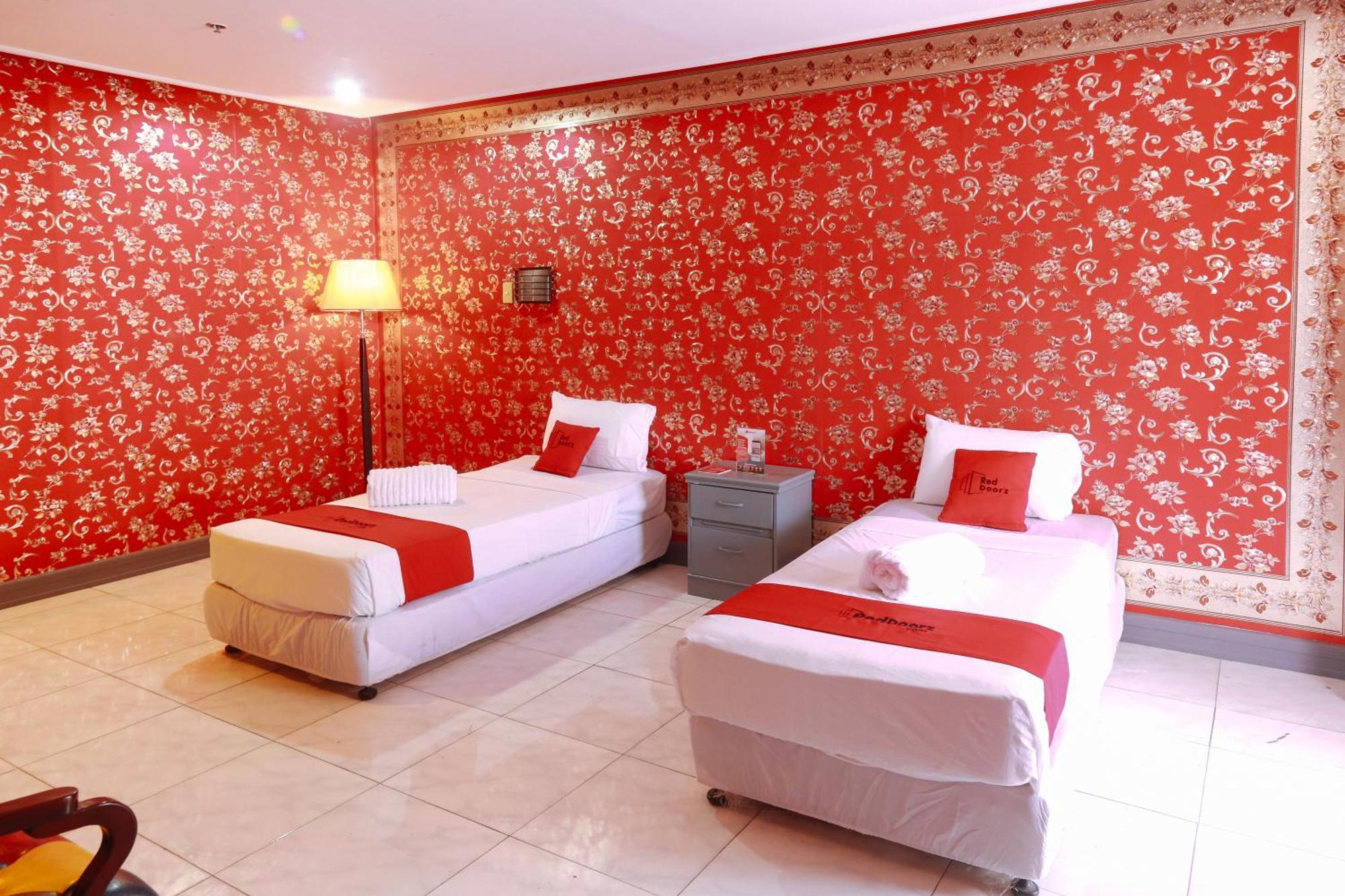 Reddoorz Plus @ Castle Chateau Iloilo Eksteriør bilde