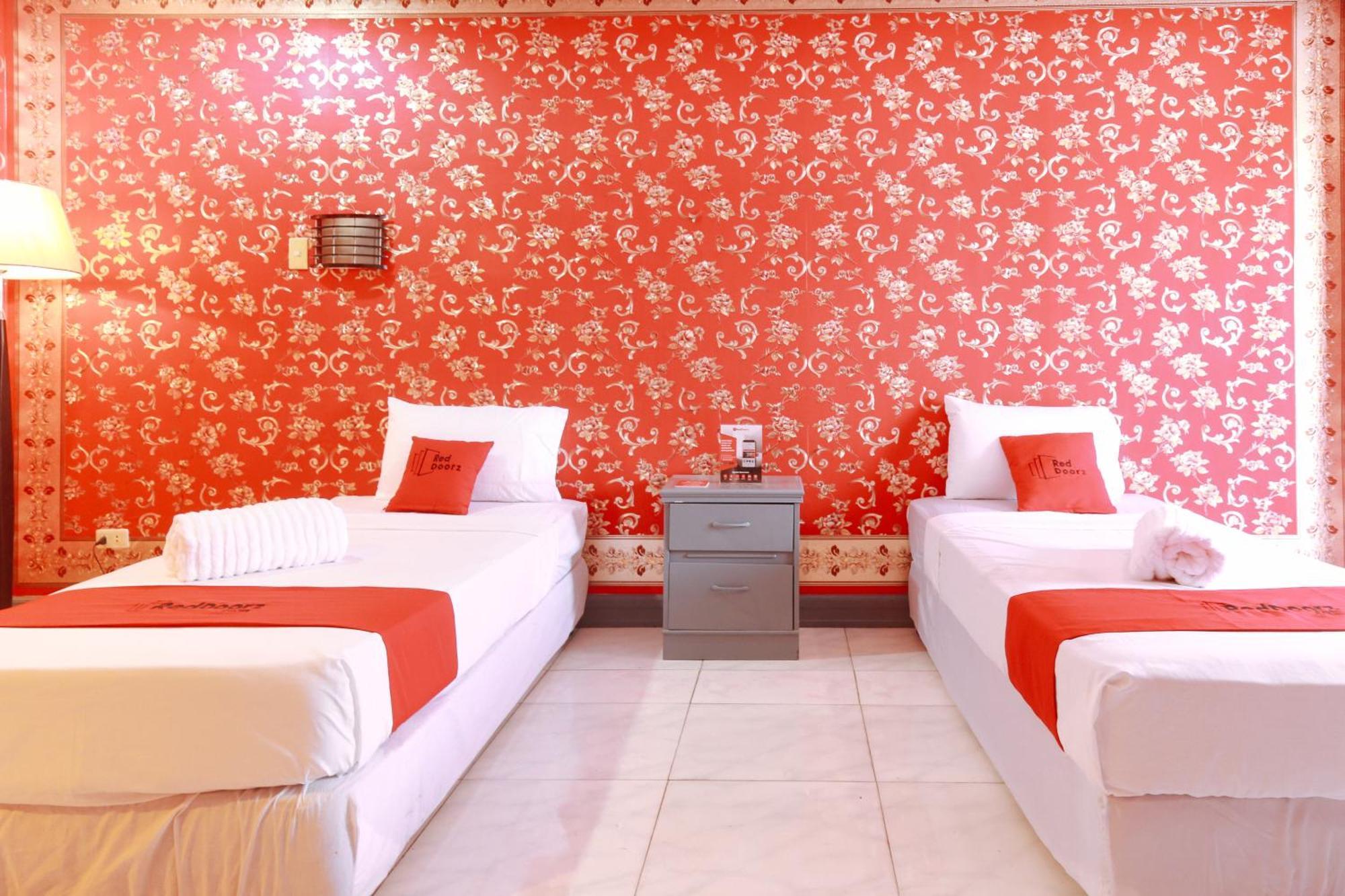 Reddoorz Plus @ Castle Chateau Iloilo Eksteriør bilde