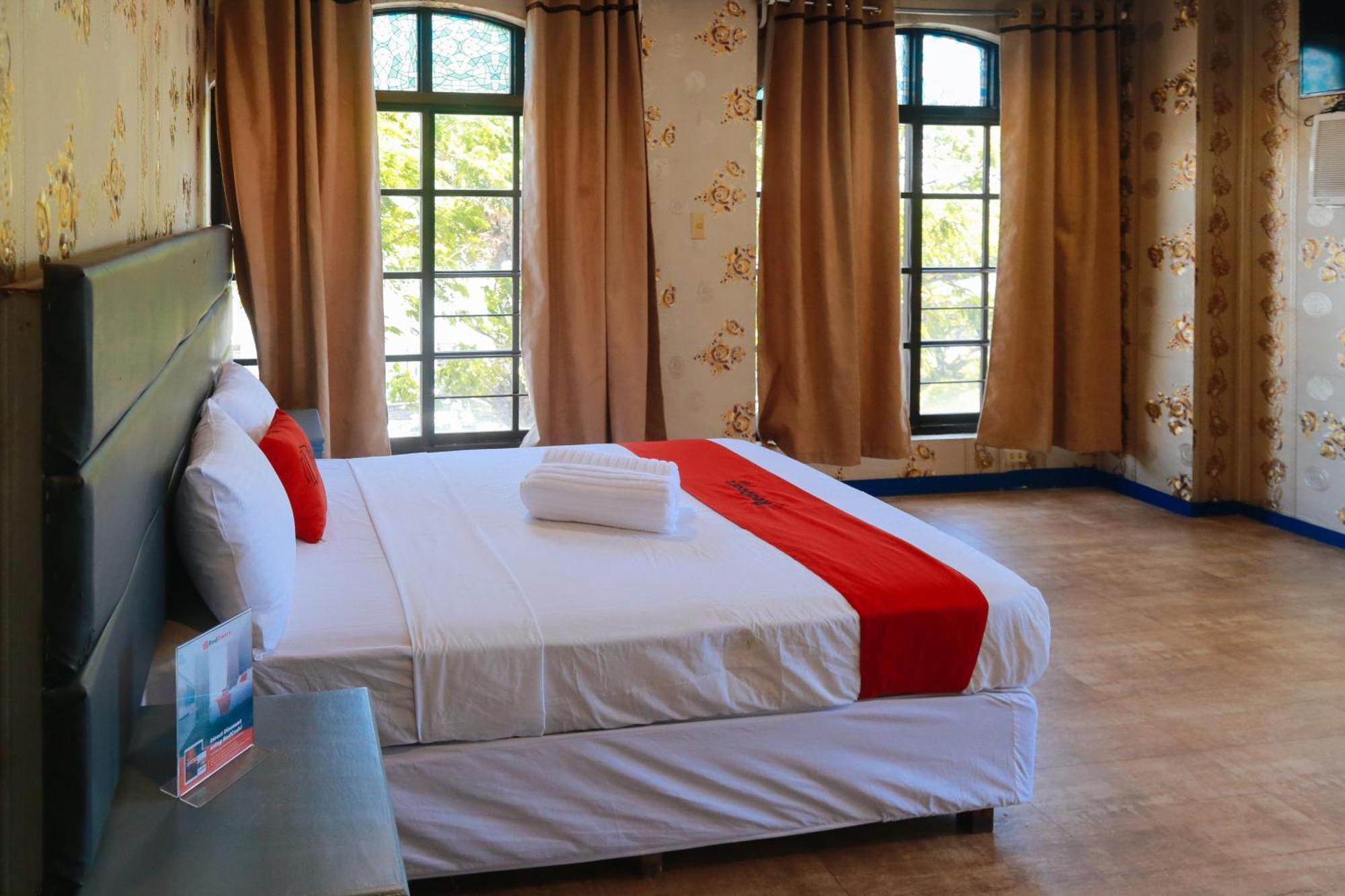 Reddoorz Plus @ Castle Chateau Iloilo Eksteriør bilde