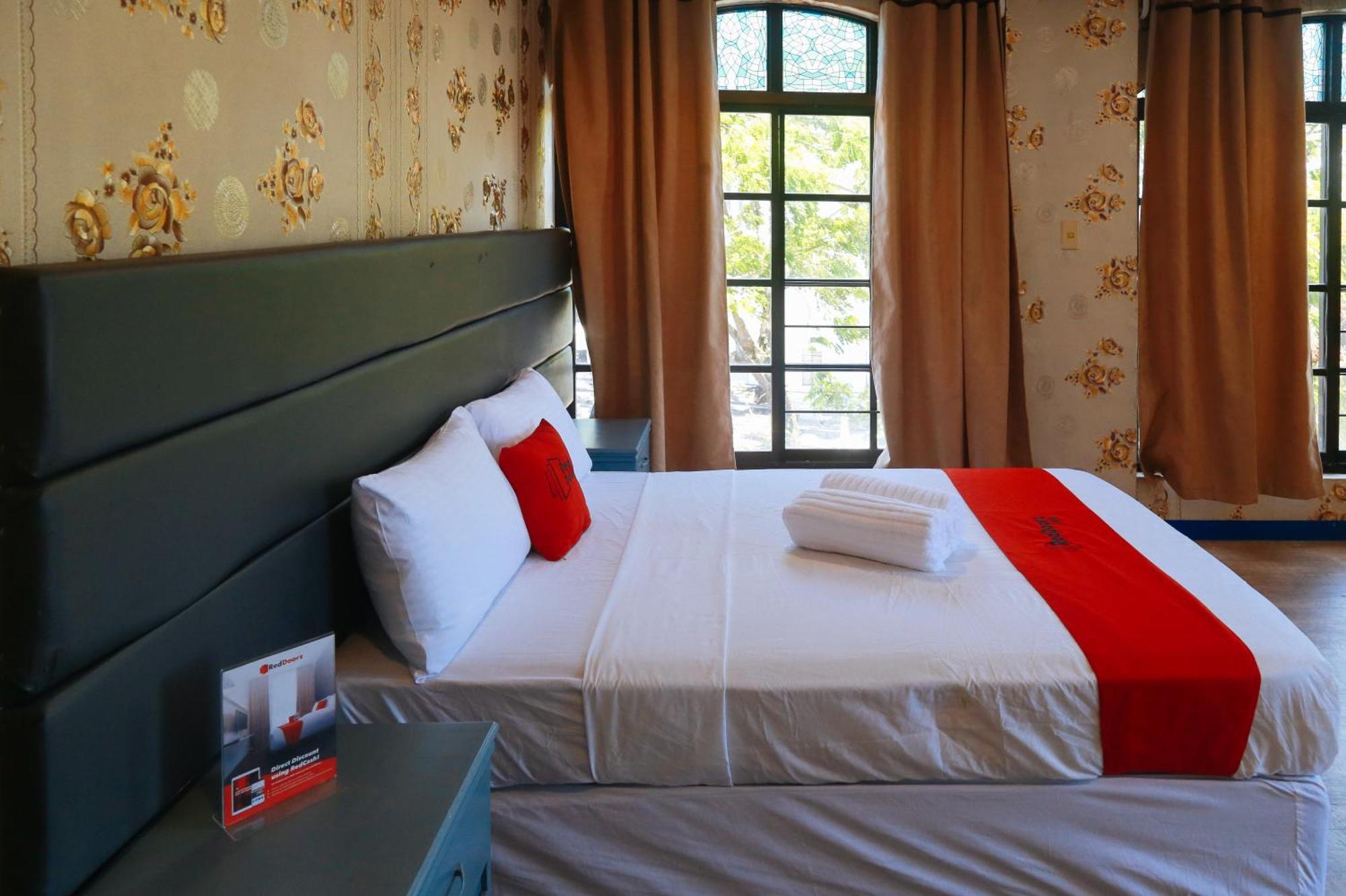 Reddoorz Plus @ Castle Chateau Iloilo Eksteriør bilde